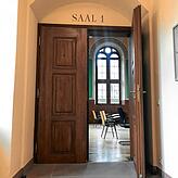 In Saal 1 steht der Verwalter vor dem Schöffengericht.