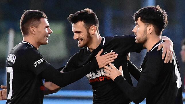 Trio mit drei Toren: Pascal Pecoraro, Pascal Störk und Dawid Armanowski (von links) sorgten binnen neun Minuten für den 3:0-Sieg des SV ...