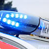 (Symbolbild) Der 84-jährige Pedelec-Fahrer hatte keinen Helm getragen und erlitt durch den Sturz auf den Weg schwere Verletzungen.