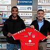 Kommt vom FC Auggen: Paul Rohdenburg (Zweiter von links) trägt künftig das Trikot des FV Lörrach-Brombach. Die Trainer Tiziano Di ...