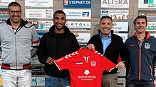 Kommt vom FC Auggen: Paul Rohdenburg (Zweiter von links) trägt künftig das Trikot des FV Lörrach-Brombach. Die Trainer Tiziano Di ...