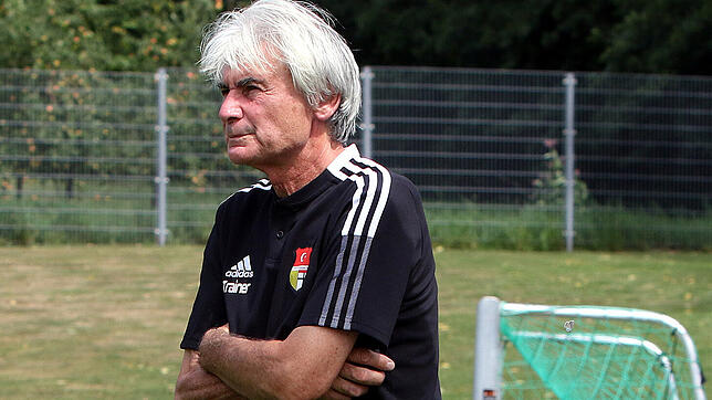 Rolf Wagner, Trainer des Türk. SV Konstanz, muss eine hohe Niederlage einstecken: Nach einer 1:0-Führung verliert sein Team in ...