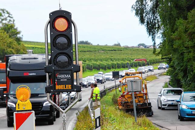 An der B 31 vor Hagnau staut sich oft der Verkehr. Schlimm wird es, wenn zusätzlich gebaut wird – oder ein Unfall geschieht.