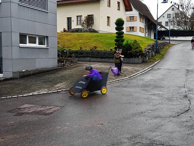 Bild 13: So rasant ging es beim Kärrelerennen in Hepbach zu