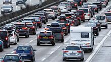 Autos stehen auf einer Autobahn bei Gruibingen im Stau. Auch am kommenden Wochenende drohen vielerorts Staus wegen besonders hohem ...