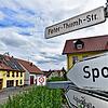 Eine Bluttat mitten im Dorf. In der Peter-Thumb-Straße in Mundelfingen greift ein 18-Jähriger einen 16-Jährigen mit einem Messer an.
