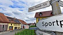 Eine Bluttat mitten im Dorf. In der Peter-Thumb-Straße in Mundelfingen greift ein 18-Jähriger einen 16-Jährigen mit einem Messer an.