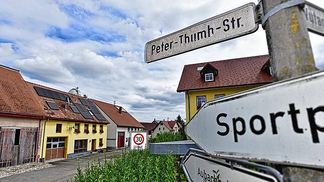 Eine Bluttat mitten im Dorf. In der Peter-Thumb-Straße in Mundelfingen greift ein 18-Jähriger einen 16-Jährigen mit einem Messer an.