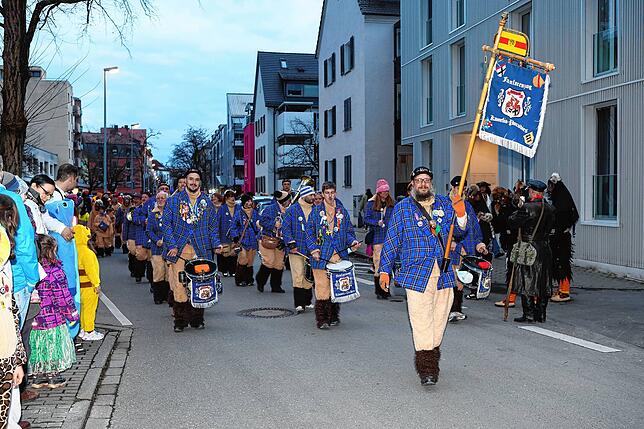 Bild 3: In Petershausen steht der Narrenbaum! Alle Fotos vom Freitagabend