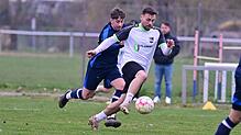 Nicht zu bremsen: Moritz Keller (vorn, gegen Elias Drews) schnürte beim 3:0 des FC Hauingen einen Doppel-Pack und steht nun mit 15 ...
