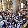 Eine gereimte Predigt und Guggenmusik statt Orgelklang machen den ökumenischen Narren-Gottesdienst im Münster am Sonntag zu einem ...
