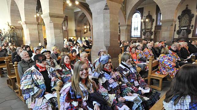 Eine gereimte Predigt und Guggenmusik statt Orgelklang machen den ökumenischen Narren-Gottesdienst im Münster am Sonntag zu einem ...
