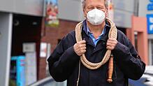 Harry Kirchmaier, Hänselevater (Vorsitzender) der Hänselezunft Überlingen, vor dem dm-Markt in der Lippertsreuter Straße. Hier schnellte ...