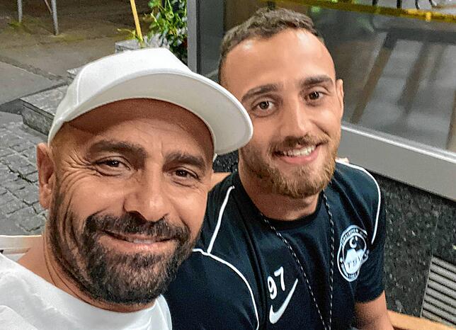Erleichterung nach dem Schock: TSV-Teammanager Sigi Özcan (links) mit Can Güzeldal nach dessen Entlassung aus dem Krankenhaus.