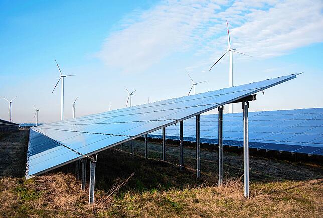 Blick auf einen Solarpark in Mecklenburg-Vorpommern.