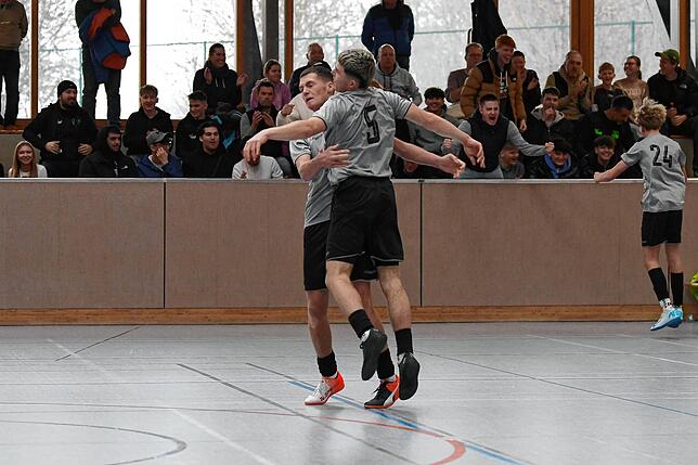 Bild 5: Jubel in Bräunlingen: FC 08 Villingen und FV Tennenbronn holen Bezirksmeistertitel