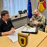 SÜDKURIER-Redakteur Siegfried Volk im Gespräch mit Oberst Andreas Schmand.