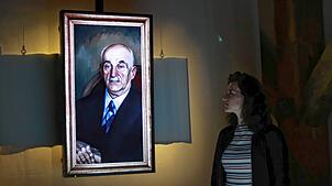 Das Porträt von Johann Baptist Röhrenbach an der Wand bewegt sich und spricht. Es erzählt mithilfe künstlicher Intelligenz die ...