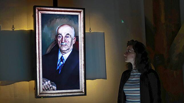 Das Porträt von Johann Baptist Röhrenbach an der Wand bewegt sich und spricht. Es erzählt mithilfe künstlicher Intelligenz die ...