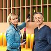Magdalena und Michael Linnig, Betreiber in spe des künftigen &bdquo;Ambasadorka&ldquo;, vor einem Regal, in dem Weine präsentiert ...