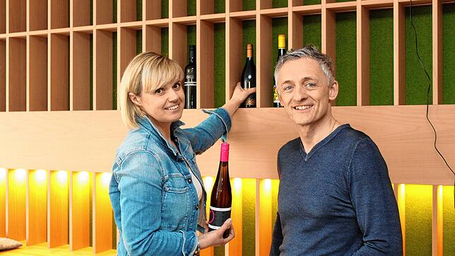 Magdalena und Michael Linnig, Betreiber in spe des künftigen &bdquo;Ambasadorka&ldquo;, vor einem Regal, in dem Weine präsentiert ...