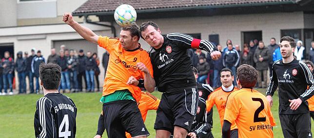 Neulings-Derby: Kapitän Jörg Ritter, hier im Kopfballduell mit Max Hauser vom Derby-Rivalen und Mit-Aufsteiger SV Rheintal, erreichte ...