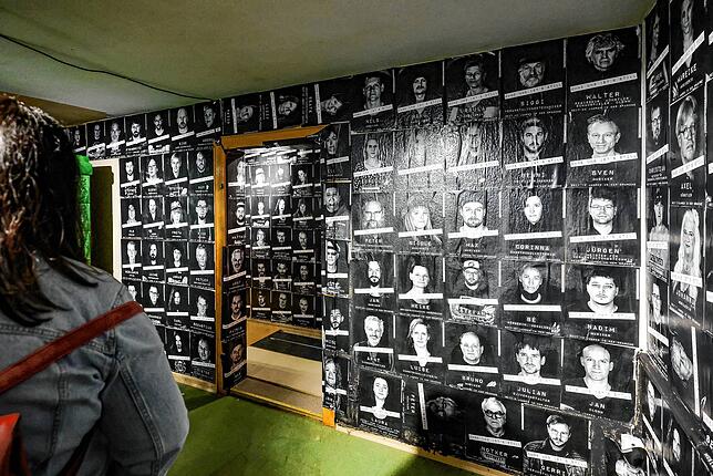 Vielleicht ein bekanntes Gesicht unter all diesen Portraits? Diese dargestellten Künstler beklagen die schwierige Situation für ...