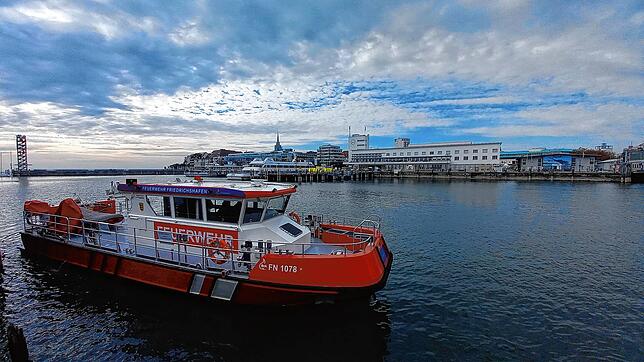 Bild 4: Mit Vollgas unterwegs: Feuerwehr präsentiert ihr Löschboot auf dem Bodensee