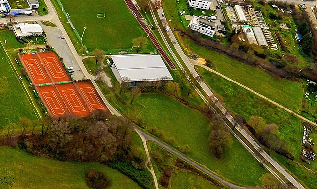Um die ovale Wiese an der Sporthalle geht es bei der Debatte um die Outdoor-Sportanlage. Dort sollen Skate-, Scooter- und Fitnessanlage hin.