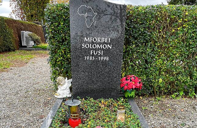 Auf dem Friedhof in Oberlauchringen wurde Mforbei Solomon Fusi am 14. November 1998 beerdigt. Die Kosten für Bestattung und Grab des ...