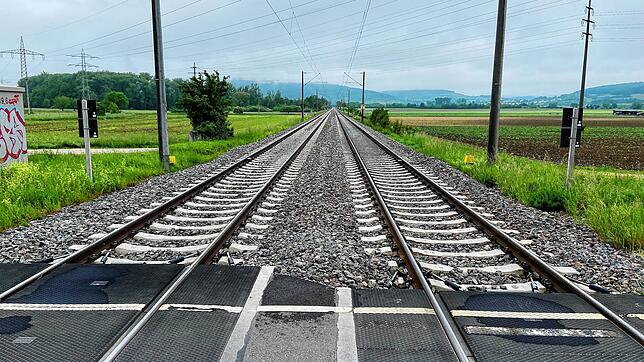 Der Bahnübergang in Mühlhausen Im Dietfurt war am Donnerstagabend im Zuge eines größeren Einsatzes von Rettungskräften, Polizei und ...