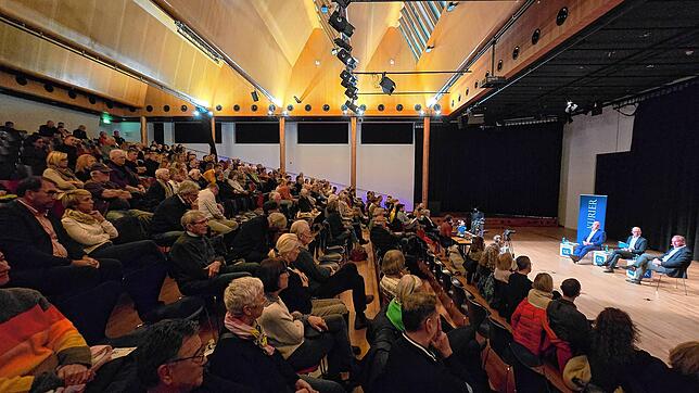 Ein schöner Theatersaal im Salem-College, hier beim SÜDKURIER-Podium zur OB-Wahl. Doch ist der Saal auch geeignet für Bekanntgabe und ...