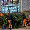 Vorbereitungen für die Vesperkirche: Nach dem Ausräumen der Kirchenbänke haben die Männer von den Technischen Diensten auch den ...
