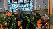 Vorbereitungen für die Vesperkirche: Nach dem Ausräumen der Kirchenbänke haben die Männer von den Technischen Diensten auch den ...