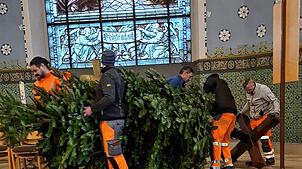 Vorbereitungen für die Vesperkirche: Nach dem Ausräumen der Kirchenbänke haben die Männer von den Technischen Diensten auch den ...