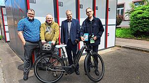 Ab sofort kann man sich auch in Bad Säckingen wieder ein Fahrrad ausleihen. Auf dem Bild (von links) Thomas Ays, Leiter des Tourismus- ...