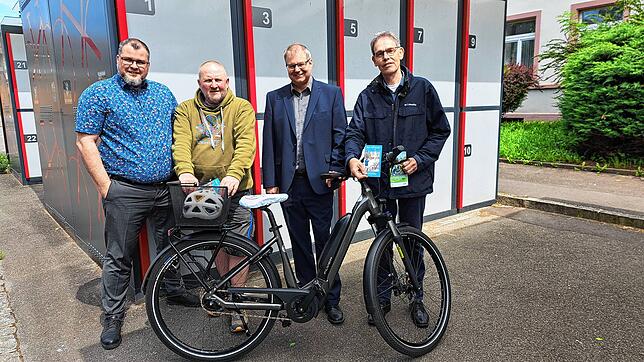 Ab sofort kann man sich auch in Bad Säckingen wieder ein Fahrrad ausleihen. Auf dem Bild (von links) Thomas Ays, Leiter des Tourismus- ...