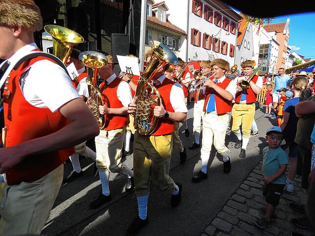 Bild 23: Geisinger in Partylaune: Straßenfest lockt tausende Besucher an