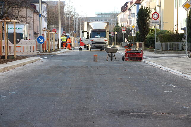 Ende 2018: Mitte Dezember sind die Asphaltarbeiten zwischen Riedlepark- und Allmanstraße abgeschlossen. Die Keplerstraße wird über die ...