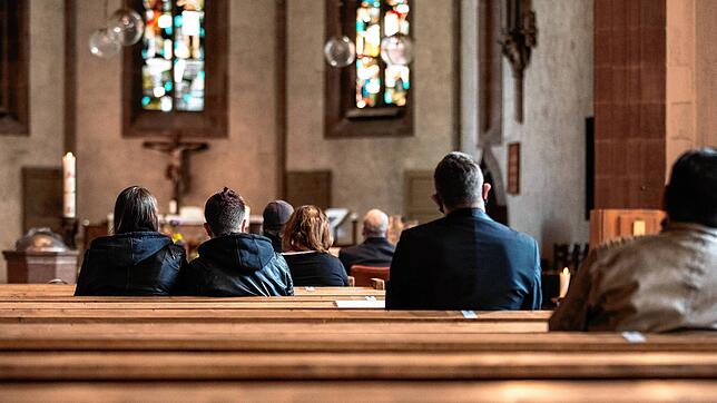 Bei den Weihnachtsgottesdiensten gelten strenge Abstandsregeln, hier ein Bild eines Gottesdienstes in Stuttgart. In der Region ...
