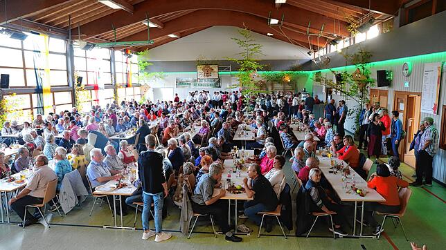 Die Musikkapelle Großschönach konnte sich anlässlich des zweitägigen Kirbefests über eine stets bestens gefüllte Ramsberghalle freuen. ...