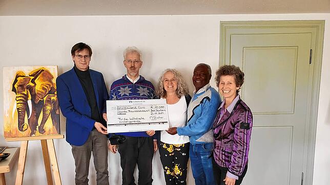 Auch Bad Dürrheims Kirche spendet an die Ugandahelfer, von links: Pfarrer Michael Fischer mit dem Vorstand des Uganda-Freundeskreises: ...