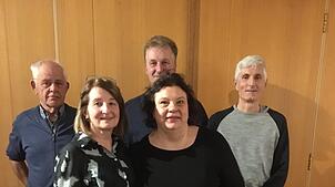 Der Vorstand Imkervereins Albbruck (von links): Ronald Honkoop (stellvertretender Vorsitzender), Irene Mutter (Vorsitzende), Johannes ...