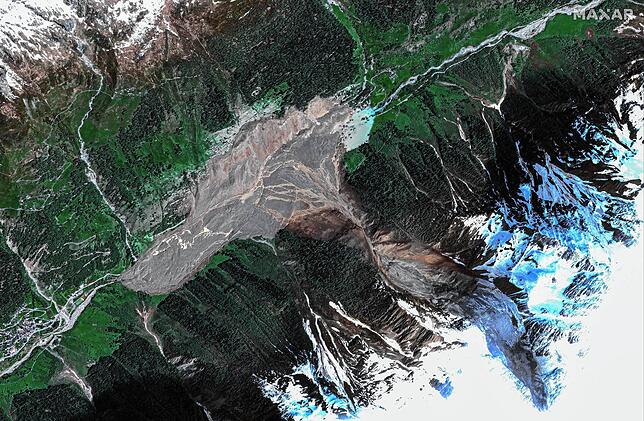 Das Satellitenbild zeigt das verschüttete Dorf Blatten aus der Luft