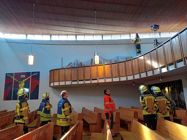 Die Feuerwehr untersucht die Ursache für die Brandentwicklung: Im Bereich der Dachfenster kokelte ein Lichtband.