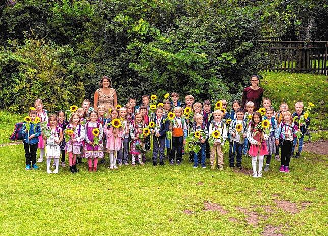 Die erste Klasse der Rudolf-Steiner-Schule Schwenningen mit Klassenlehrerin Ramona Larhzal und Klassenhelferin Tina Schuler.