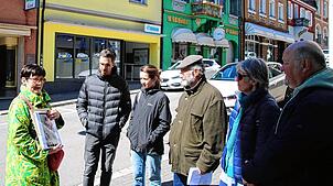Innehalten an der Zeppelinstraße. Martina Wiemer gibt am Sonntag, 6. April, eine Führung zu jüdischer Geschichte in Donaueschingen