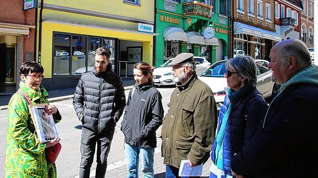 Innehalten an der Zeppelinstraße. Martina Wiemer gibt am Sonntag, 6. April, eine Führung zu jüdischer Geschichte in Donaueschingen