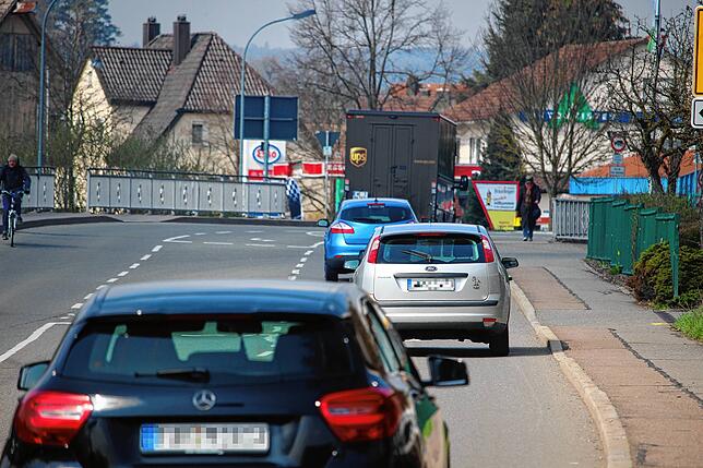 Der Verkehr nimmt zu, immer mehr Fahrzeuge sind auf Straßen und vor allem in den Städten unterwegs, wie hier auf der Hüfinger Straße. ...