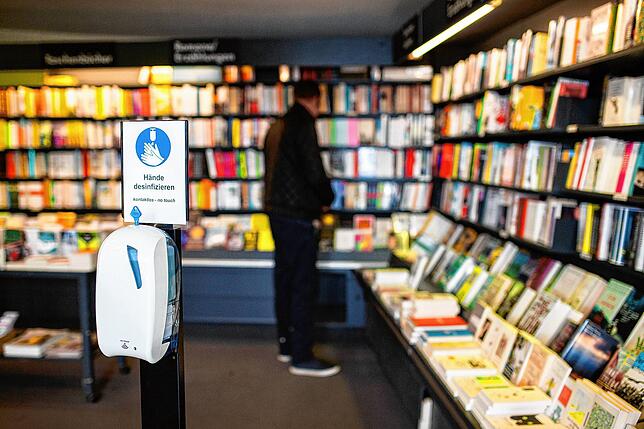 Buchhandlungen zählen nach dem Bundesgesetz nun doch wieder zu Läden des täglichen Bedarfs. Sie dürfen wieder öffnen.